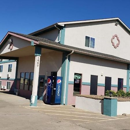 Value Inn & Suites サライナ エクステリア 写真