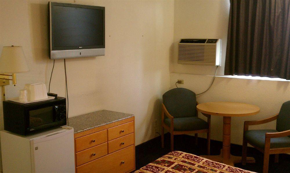 Value Inn & Suites サライナ エクステリア 写真