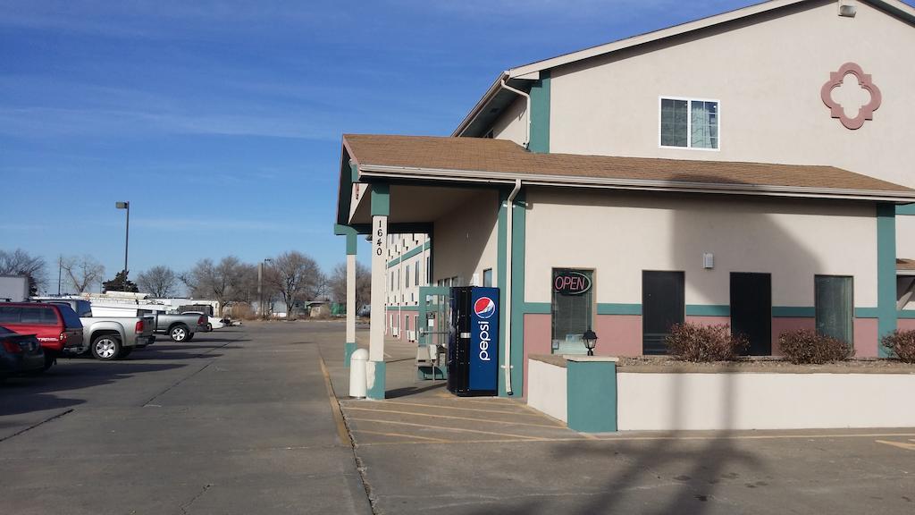 Value Inn & Suites サライナ エクステリア 写真