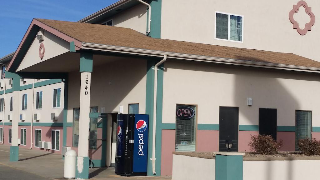 Value Inn & Suites サライナ エクステリア 写真