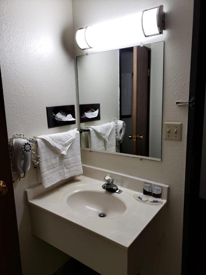 Value Inn & Suites サライナ エクステリア 写真
