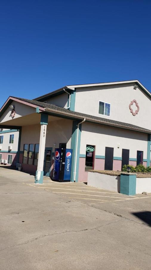 Value Inn & Suites サライナ エクステリア 写真